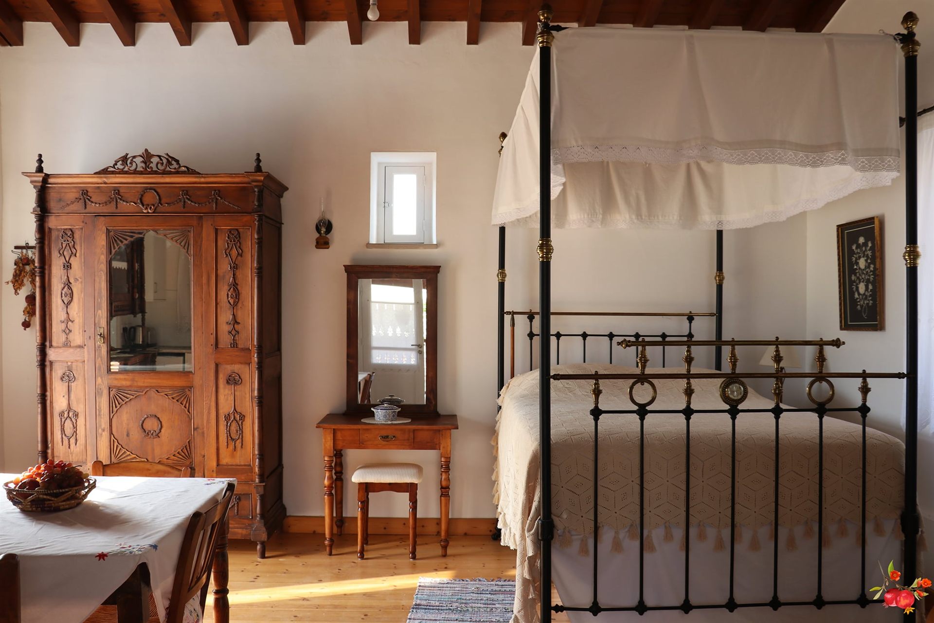 to-anoi-tis-rothkias-room-2
